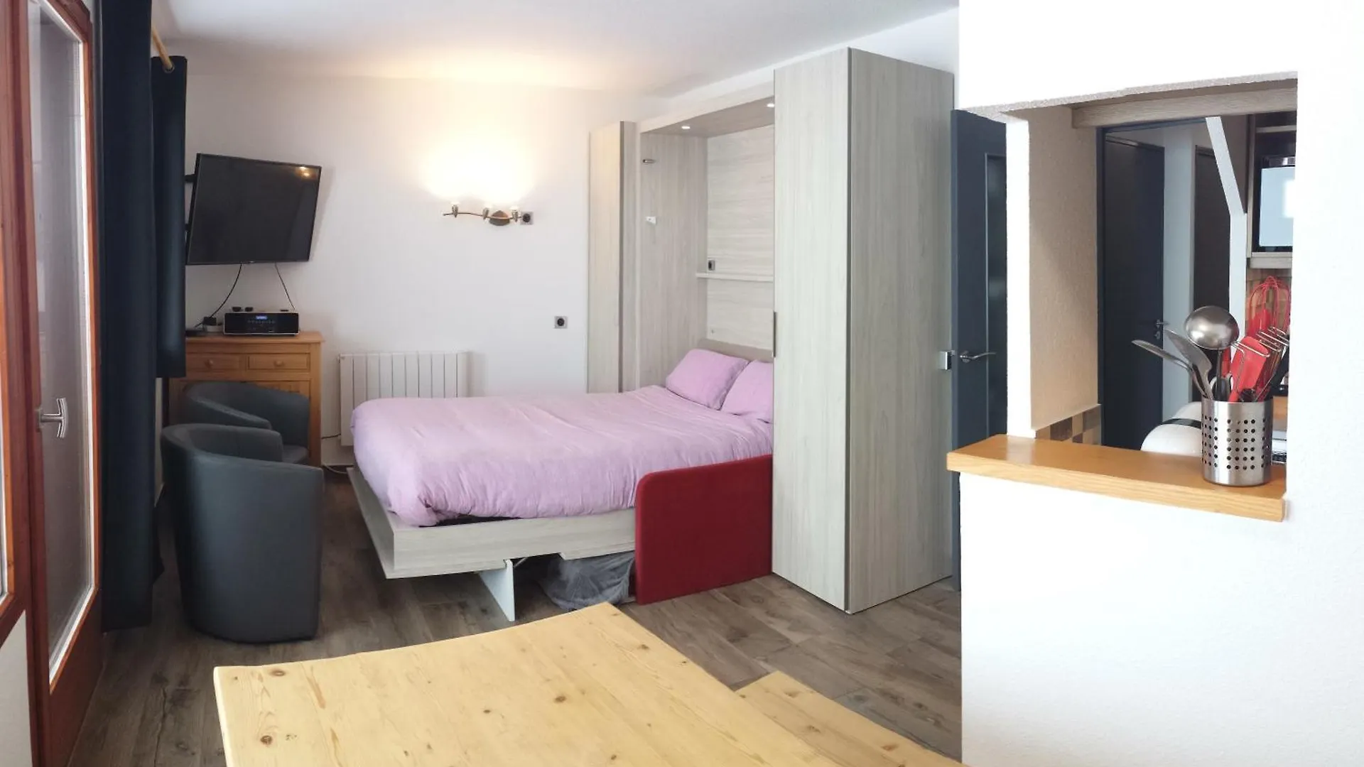 Superbe Appartement En Residence Skis Aux Pieds Courchevel 0*,  France